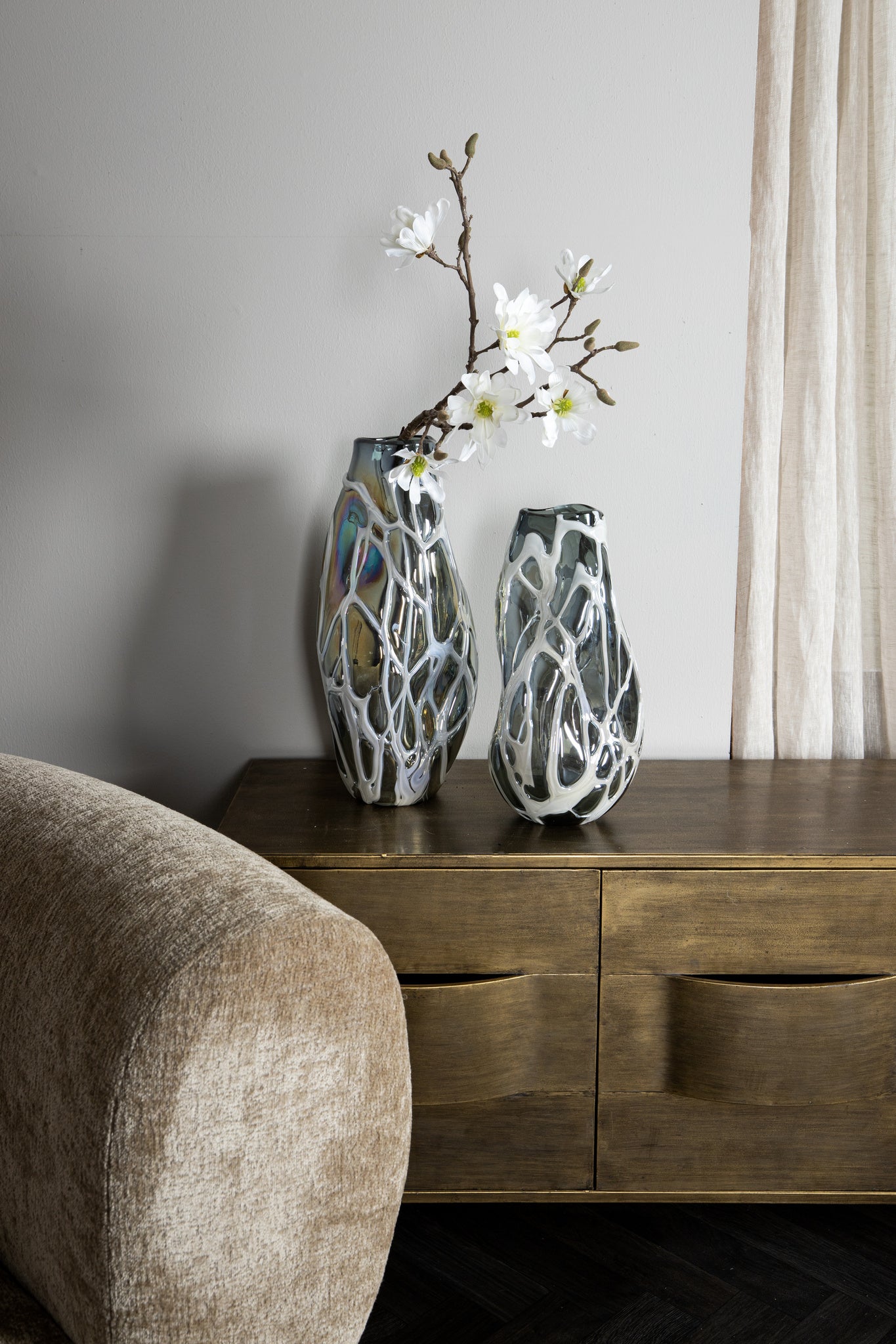 Vasen-Set CONCK – graues Glas mit weißem Organic-Relief, 2-tlg