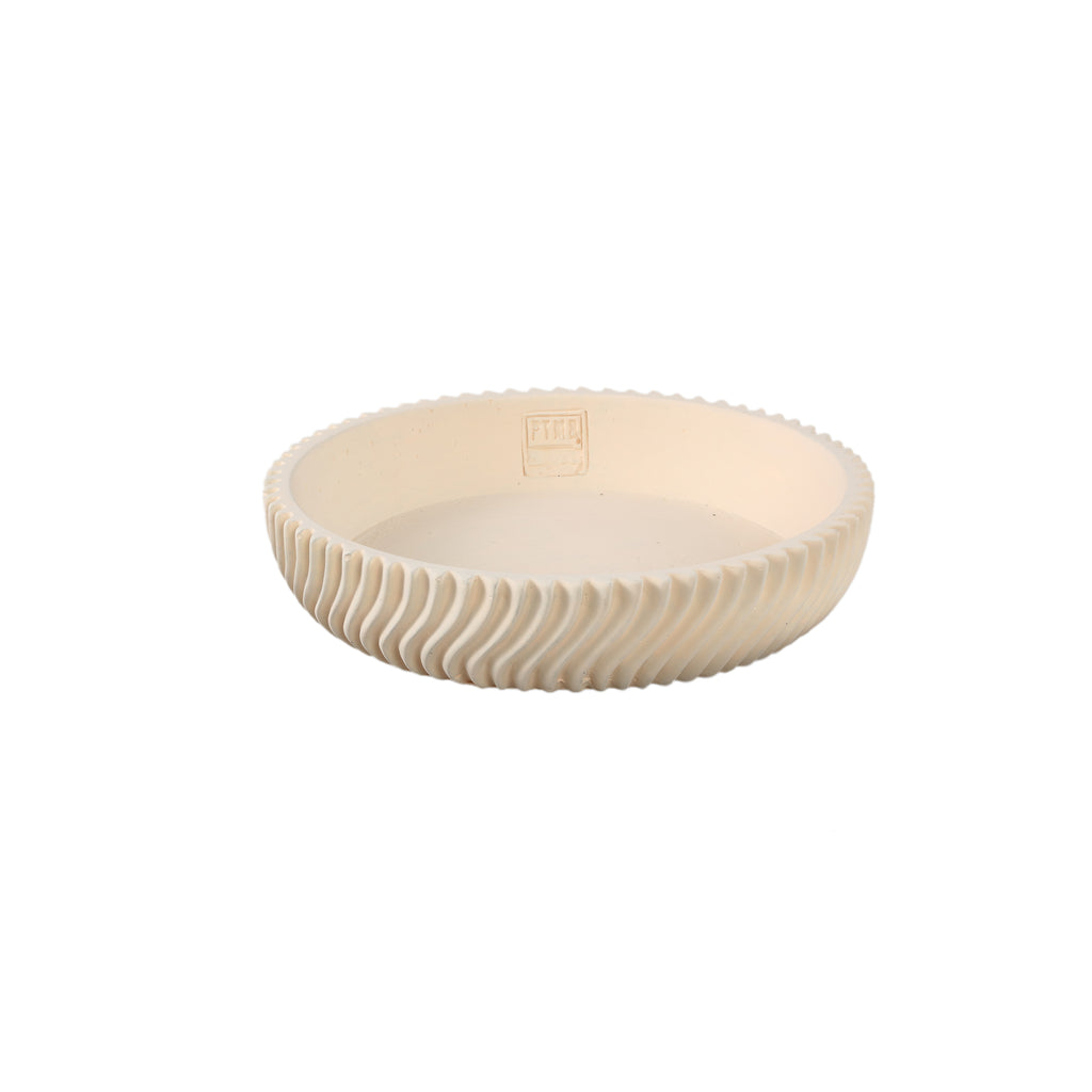 Runde Dekoschale Lianna aus Zement in Cream mit wellenförmigem Linienmuster, Größe S