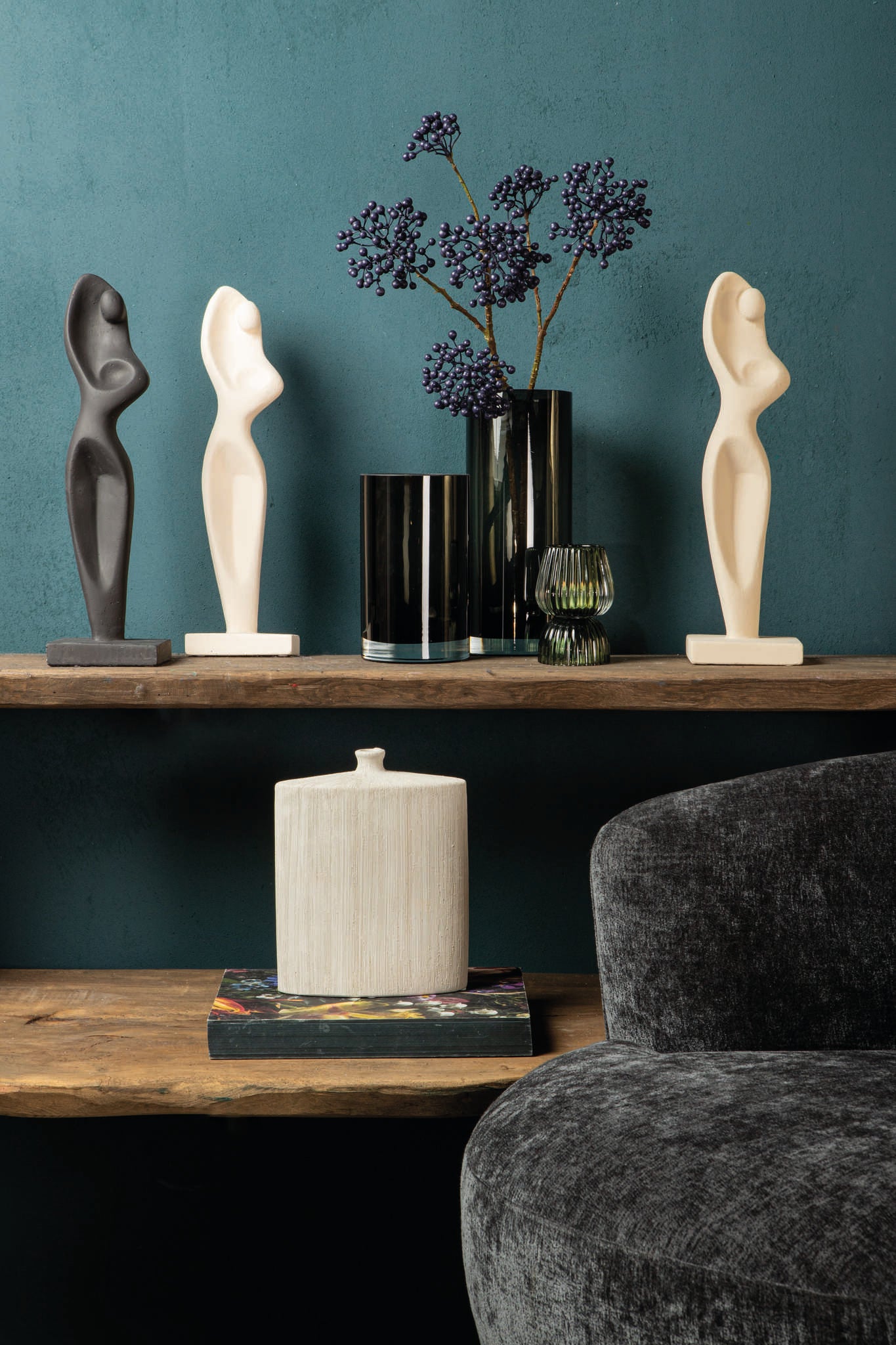 Statue Sumaya abstrakte Frauenfigur aus Zement als moderne Wohnraumdekoration